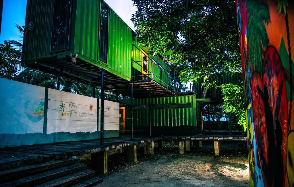 Hangover Hostels @ Colombo Intl Airport Katunayake Exterior photo
