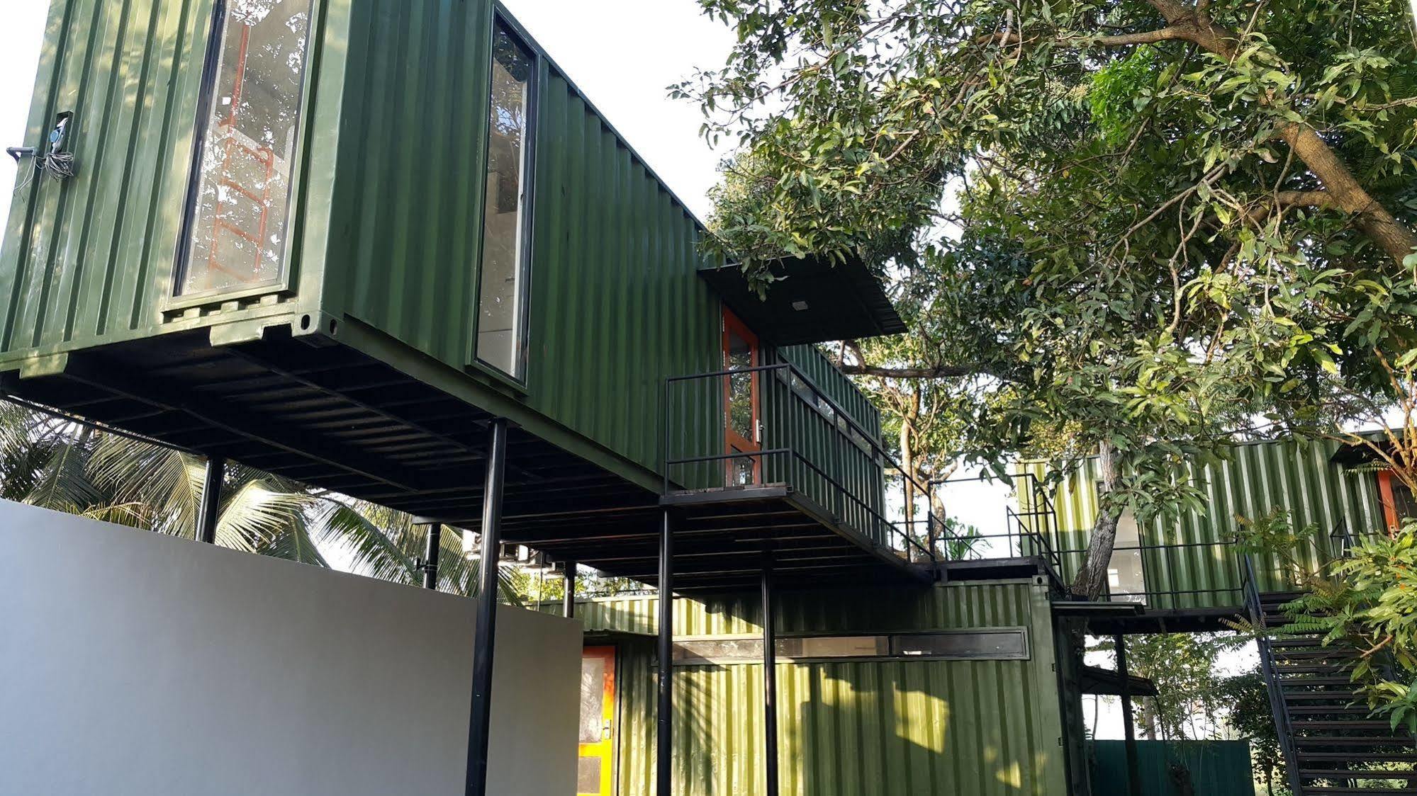 Hangover Hostels @ Colombo Intl Airport Katunayake Exterior photo