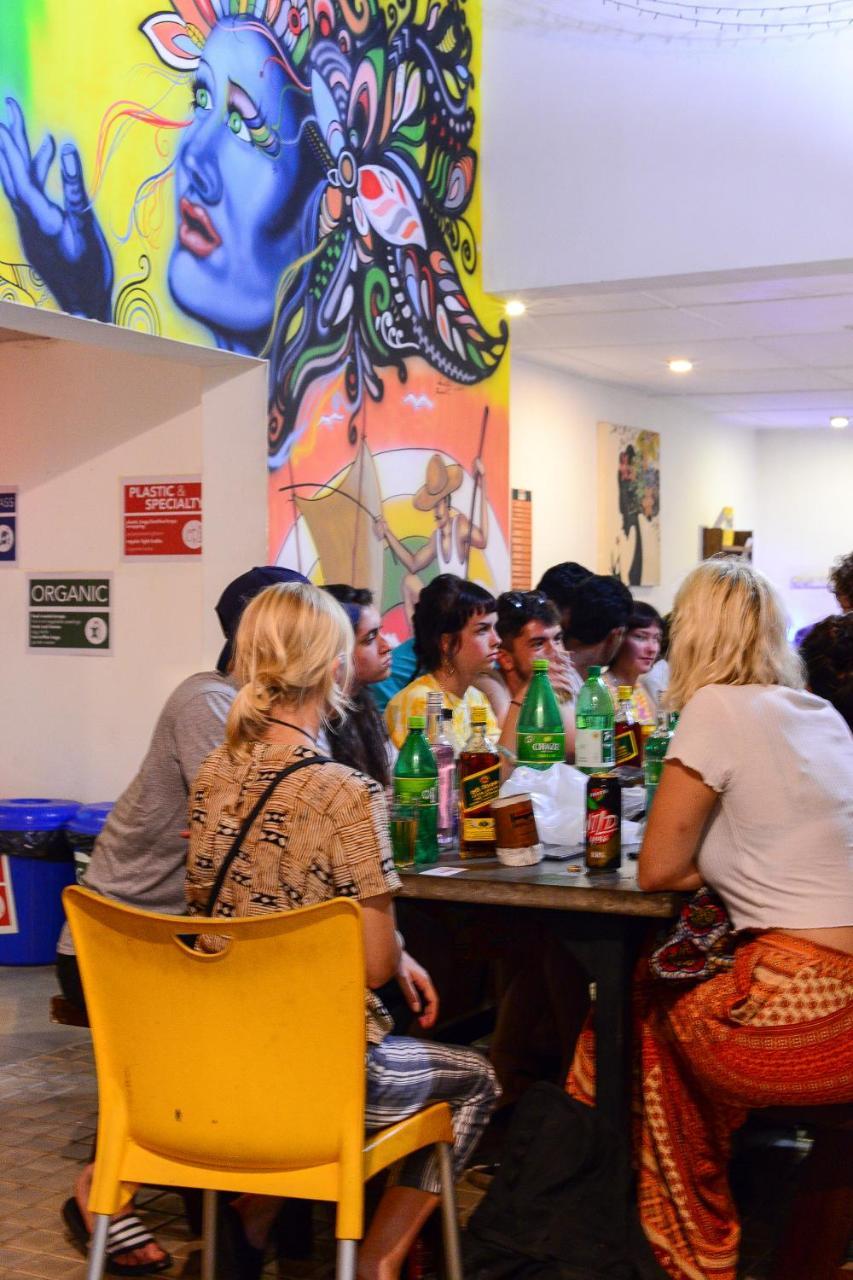 Hangover Hostels @ Colombo Intl Airport Katunayake Exterior photo